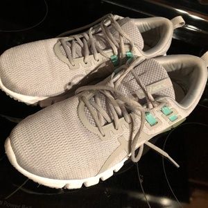 Woman’s ASICS Tennis shoes size 9.5 excellent condition